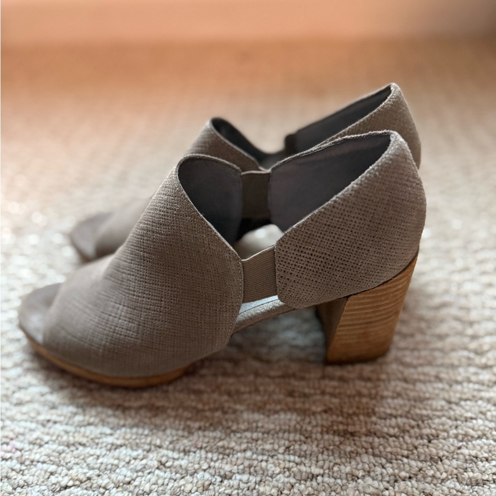 Eileen Fischer Shootie Tan Suede Size 10